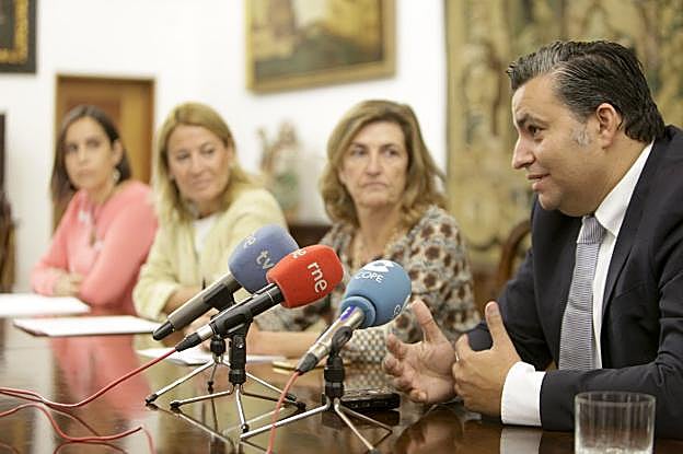 De izquierda a derecha, Angélica García, Elena Nevado, Pilar García y Antonio Luis Suárez. :: l. cordero