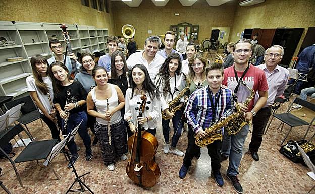 Varios de los estudianes seleccionados antes de su ensayo en Cáceres. 
