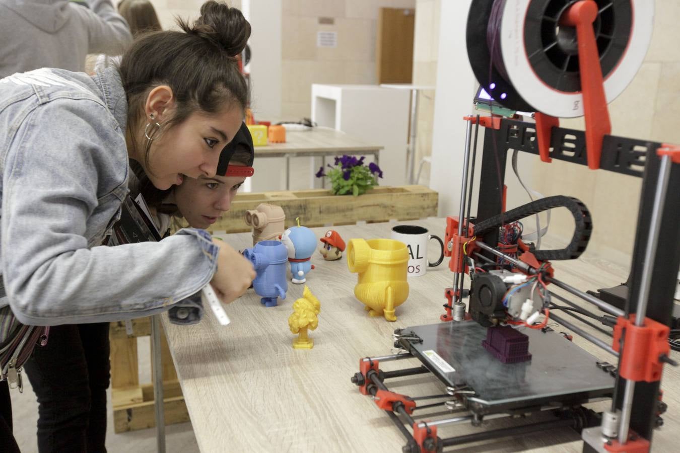 Un millar de empresarios se han inscrito para participar en una nueva edición de Foro Emprende, que se celebra este jueves en el Palacio de Congresos de Cáceres, como un encuentro que ofrece la oportunidad a los emprendedores regionales de recibir asesoramiento, formación, intercambio de experiencias y hacer negocios.