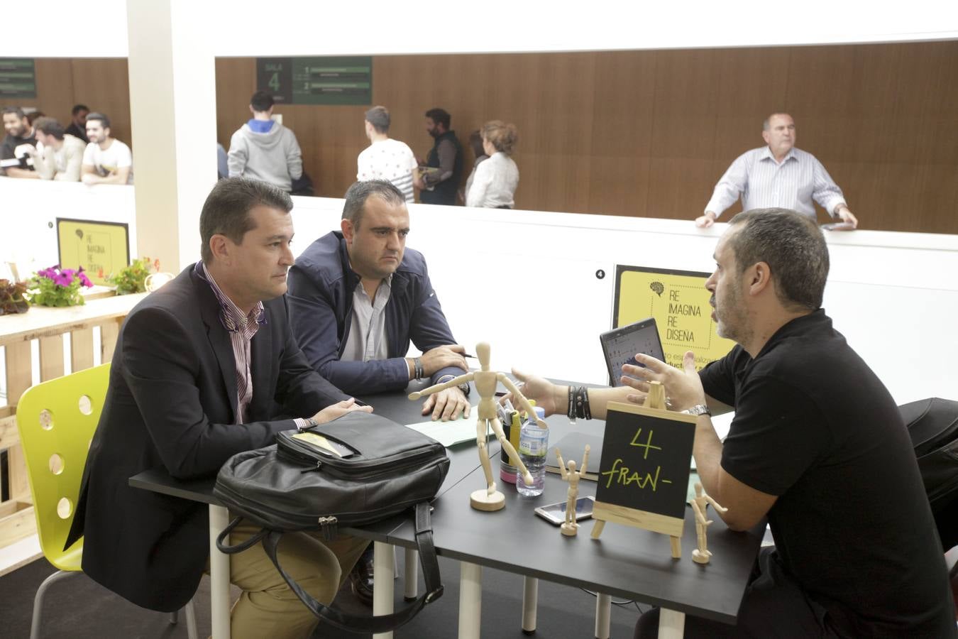 Un millar de empresarios se han inscrito para participar en una nueva edición de Foro Emprende, que se celebra este jueves en el Palacio de Congresos de Cáceres, como un encuentro que ofrece la oportunidad a los emprendedores regionales de recibir asesoramiento, formación, intercambio de experiencias y hacer negocios.