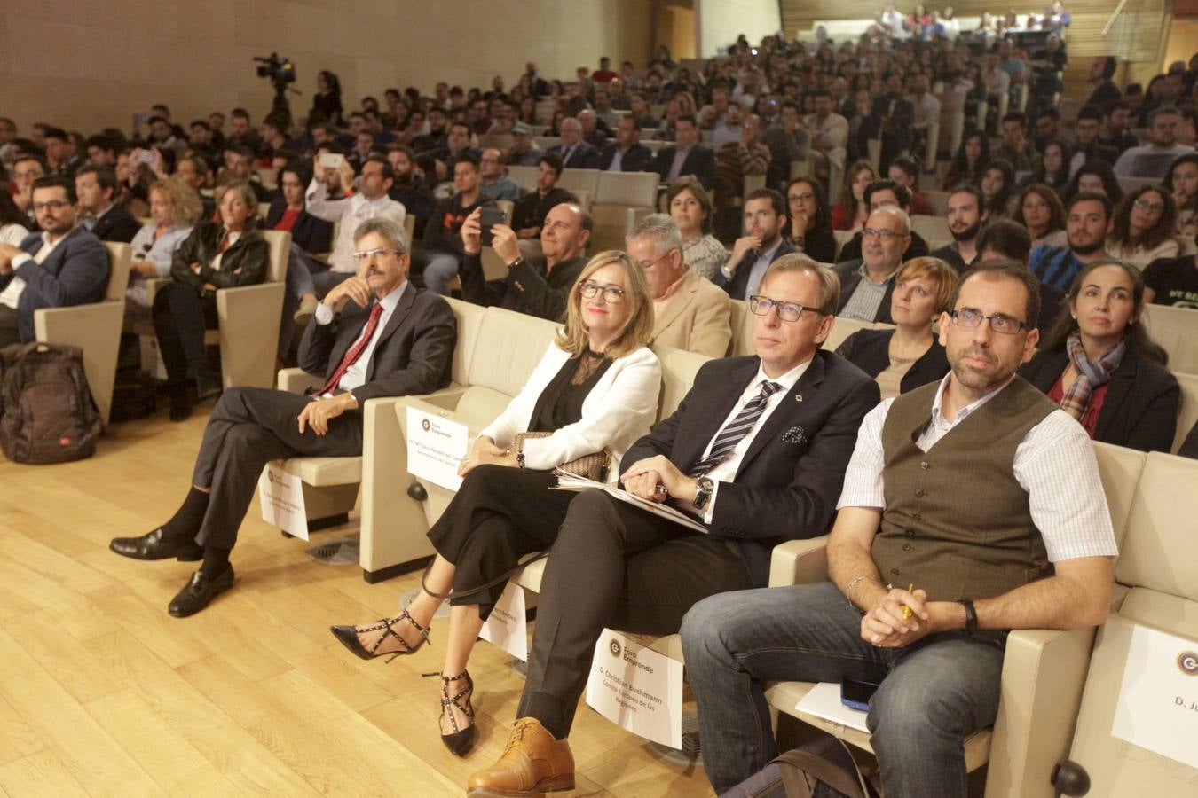 Un millar de empresarios se han inscrito para participar en una nueva edición de Foro Emprende, que se celebra este jueves en el Palacio de Congresos de Cáceres, como un encuentro que ofrece la oportunidad a los emprendedores regionales de recibir asesoramiento, formación, intercambio de experiencias y hacer negocios.
