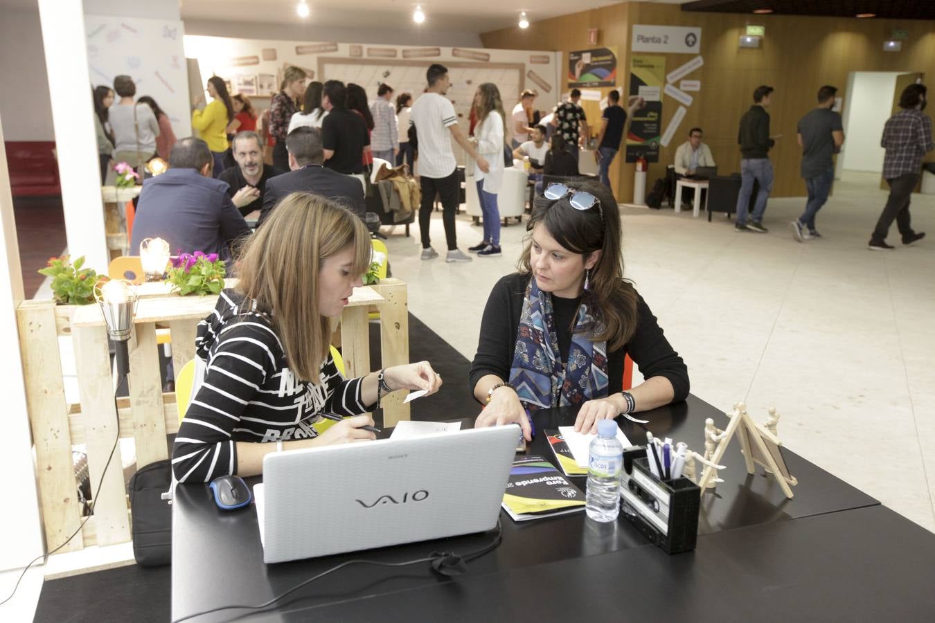 Un millar de empresarios se han inscrito para participar en una nueva edición de Foro Emprende, que se celebra este jueves en el Palacio de Congresos de Cáceres, como un encuentro que ofrece la oportunidad a los emprendedores regionales de recibir asesoramiento, formación, intercambio de experiencias y hacer negocios.