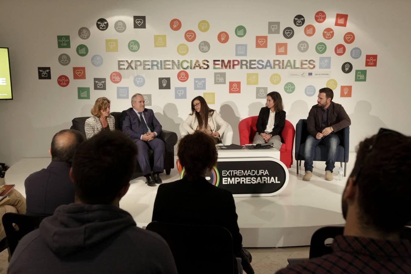 Un millar de empresarios se han inscrito para participar en una nueva edición de Foro Emprende, que se celebra este jueves en el Palacio de Congresos de Cáceres, como un encuentro que ofrece la oportunidad a los emprendedores regionales de recibir asesoramiento, formación, intercambio de experiencias y hacer negocios.