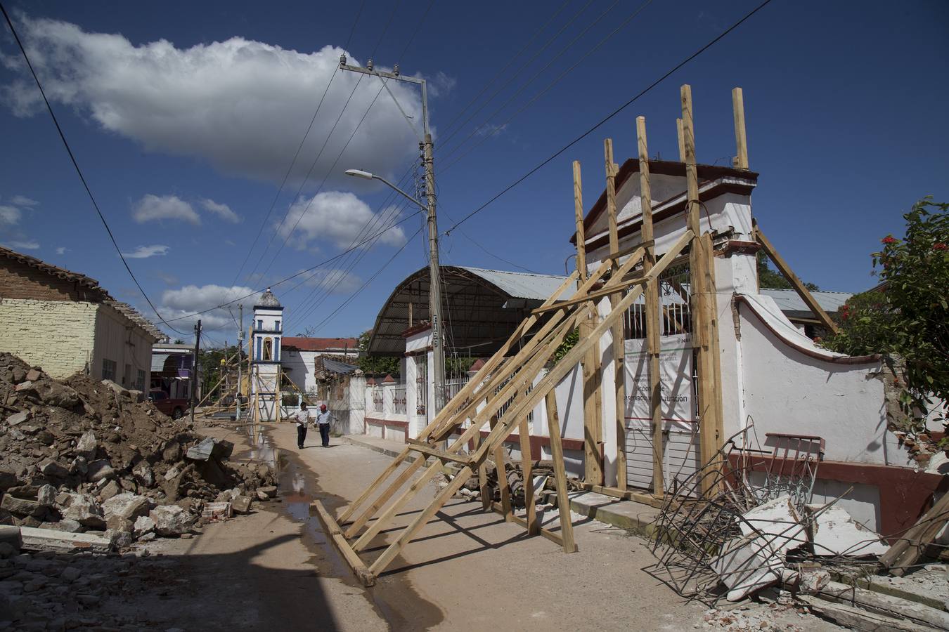 El estado de Oaxaca (México) está inmerso en un proceso de restauración de las iglesias y otros bienes históricos y culturales dañados por los sismos de septiembre, con lo que se pretende ayudar a recuperar parte de la "identidad" de los pueblos damnificados