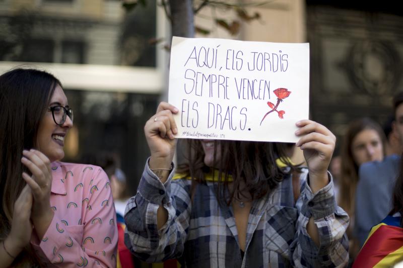 Cientos de personas se manifiestan en Barcelona en protesta por la aplicación del artículo 155 y para pedir la liberación de Jordi Sànchez y Jordi Cuixart