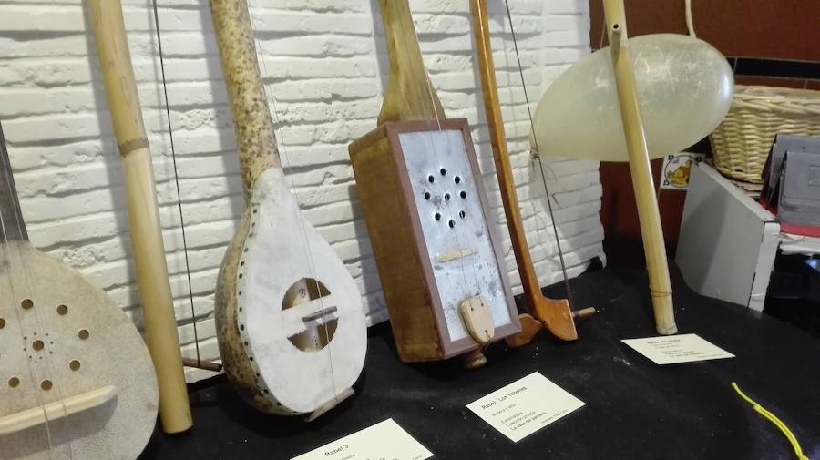 Pepe Cano es un artesano que fabrica instrumentos tradicionales del folclore extremeño