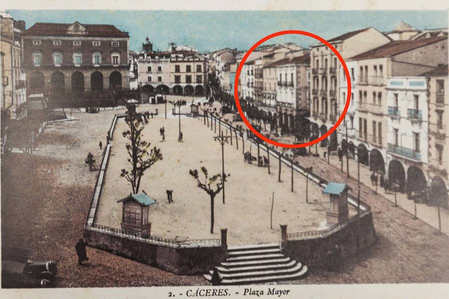 Imagen. Postal de la Plaza Mayor en 1930. En la casa rodeada por el círculo vivía el multimillonario