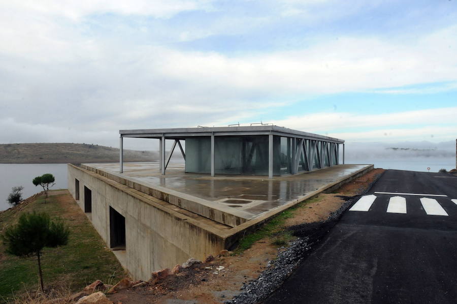 Centro de tecnificación en Alange. Está 1 16 kilómetros de Mérida. Se prometió en 2005, iba a ser una referencia nacional en cuanto a piragüisimo y la obra finalizó en 2011. Sin embargo, no han sido capaz de rematarla. El último anuncio de apertura hablaba de este 2017