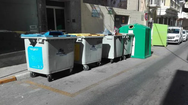 Varios contenedores en una de las calles de Almendralejo. :: g. c.