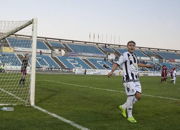 Juanma García celebra el empate a dos tras marcar de penalti para el Badajoz. :: PAKOPÍ