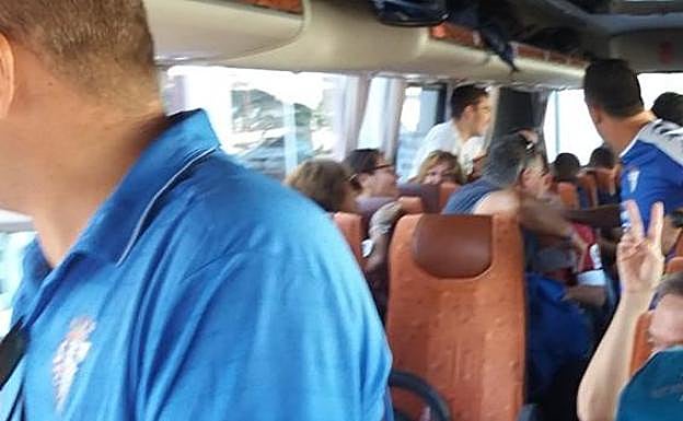 El autobús en el que viajaban este domingo los aficionados del San Fernando - 