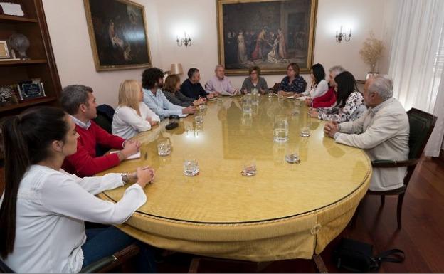 Reunión mantenida por la presidenta de la Diputación de Cáceres y representantes de seis asociaciones:: DIPUTACIÓN 