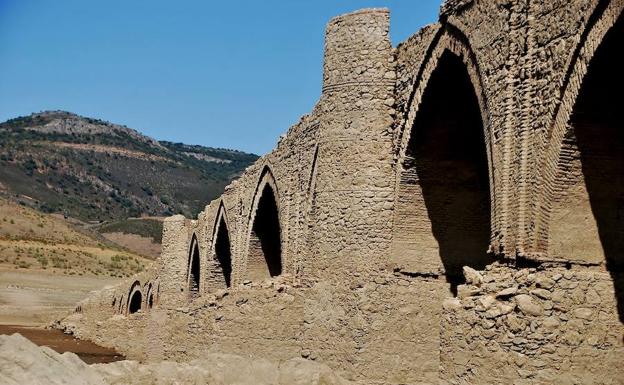 La bajada del embalse de Cijara deja a la vista la arquitectura gótica del viejo puente de la Meseta:: JUAN ANTONIO BERMEJO