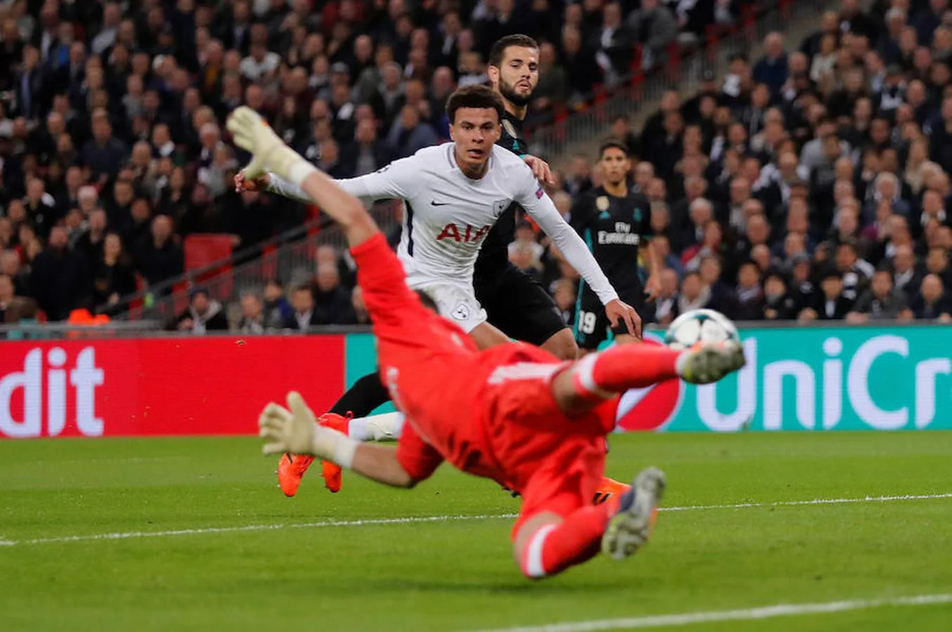 Los dos mejores equipos del Grupo H pelearon por la primera plaza del grupo en Wembley, que vibró y elevó los decibelios durante algunos momentos como el 1-0 de Delle Alli.