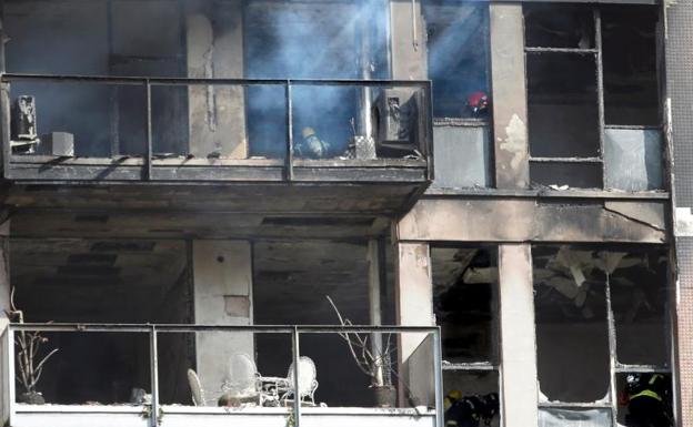 Bloque de viviendas incendiado en Barcelona.