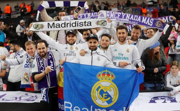 Aficionados del Real Madrid antes del partido. 