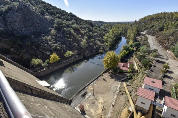 Imagen del canal de entrada a la presa de Villar del Rey. :: j.v. arnelas