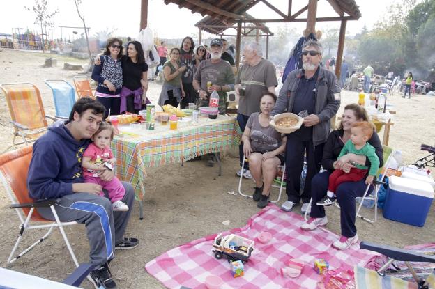 La familia de Manuel Ferrer no falla ningún año en el Cuartillo para pasar el Día de las Castañas. :: l.c.