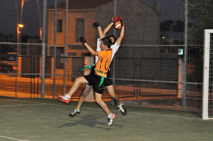 Dos jugadores de los Black Storks de Villanueva pugnan por atrapar un balón en un entrenamiento. 