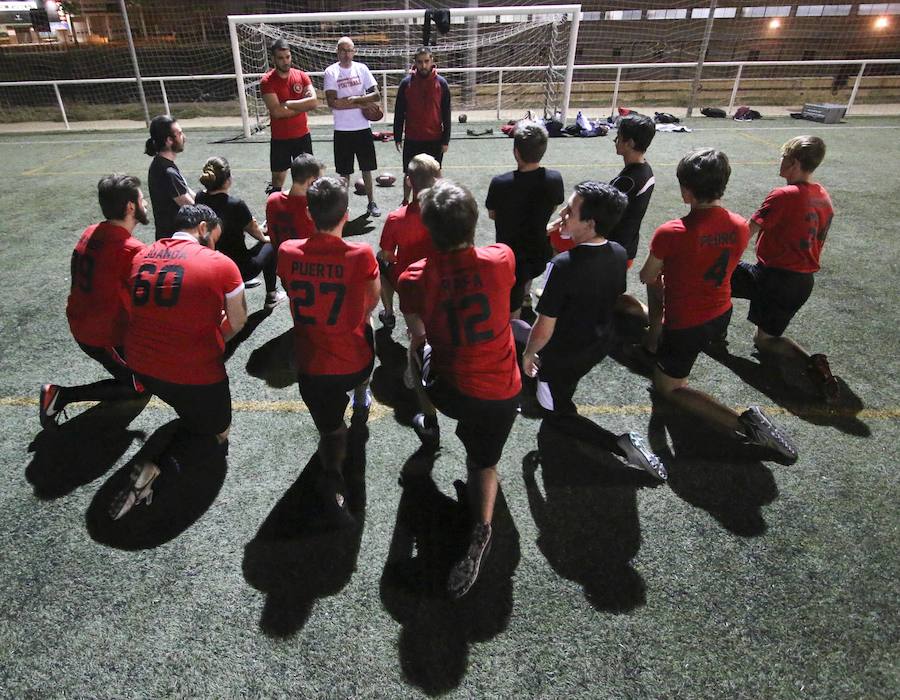 .Los jugadores de los Romanos de Mérida reciben instrucciones de los técnicos durante una sesión
