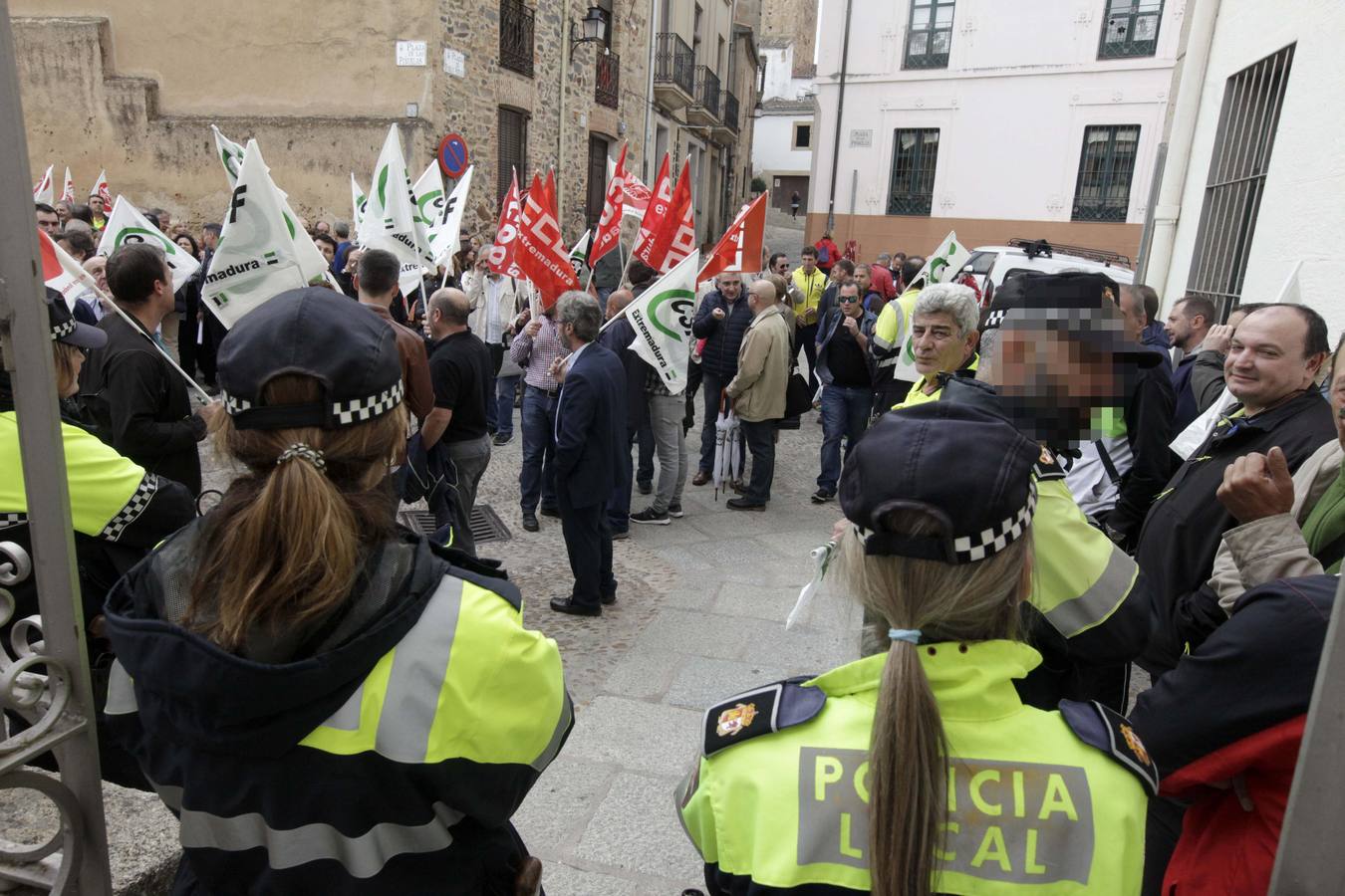 Los trabajadores municipales han protagonizado en la mañana de este jueves una concentración de protesta en la Plaza de las Piñuelas, a las puertas del Ayuntamiento de Cáceres.