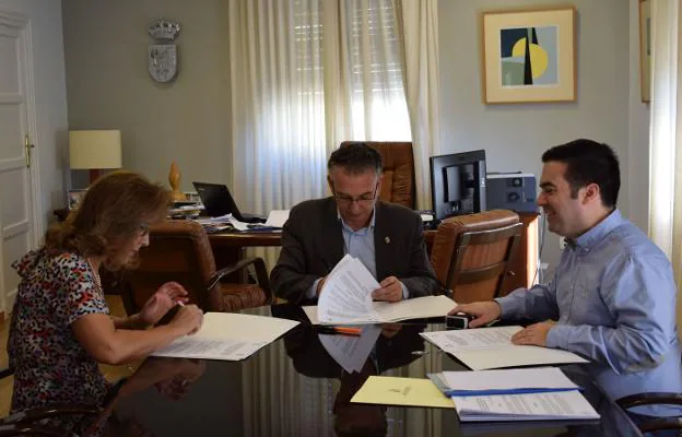 Lola Tena, directora de Cáritas, en la f irma del convenio. :: e. d.