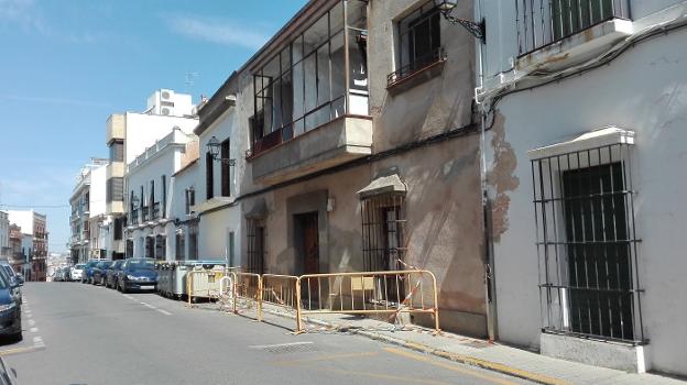 Cortan la calle Juan Carlos I de Almendralejo para demoler una casa en ruinas