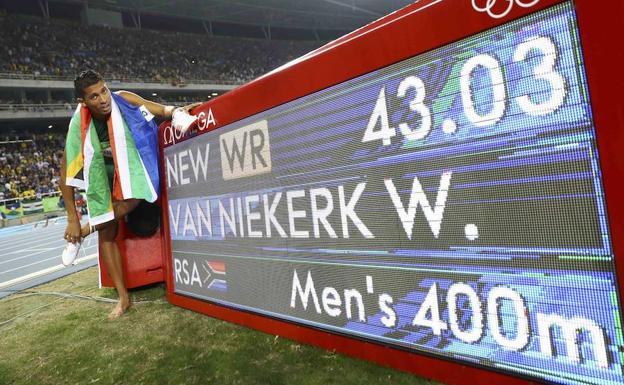 Wayde van Niekerk, posando con su récord del mundo en Río de Janeiro.