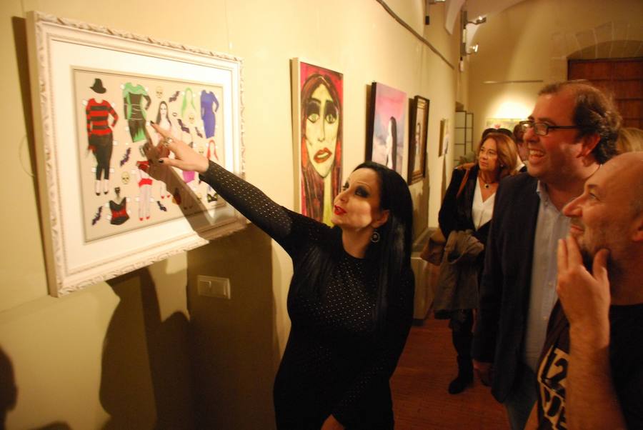 Alaska no paró de saludar y de repartir besos durante el recorrido a la muestra .