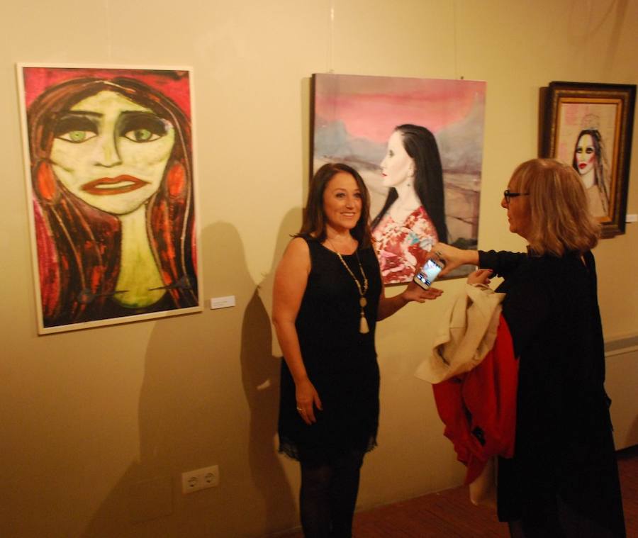 Alaska no paró de saludar y de repartir besos durante el recorrido a la muestra .