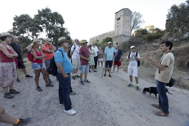 Ruta senderista a la Mina de Valdeflores organizada por la Plataforma Salvemos la Montaña. :: hoy