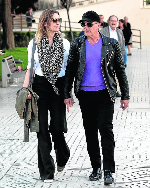 Antonio Banderas llega al tanatorio de Málaga con su novia, Nicole Kimpel. :: efe