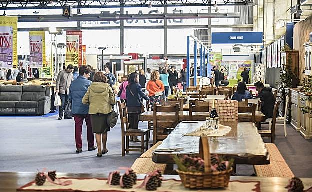 Expositores durante la última edición de Fehispor.