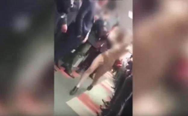 Polémica por un jefe que pagó a una trabajadora por desfilar desnuda frente a sus compañeros