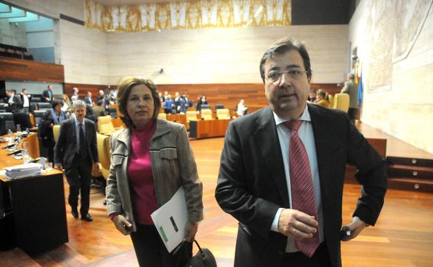 La consejera de Hacienda y Administración Pública, Pilar Blanco-Morales, junto a Guillermo Fernández Vara.