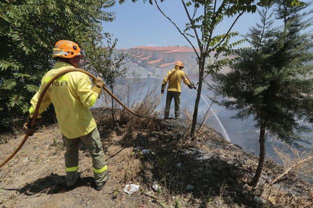 Los bomberos actúan en uno de los incendios declarados en la zona del polígono de La Data. :: A.SOLÉ