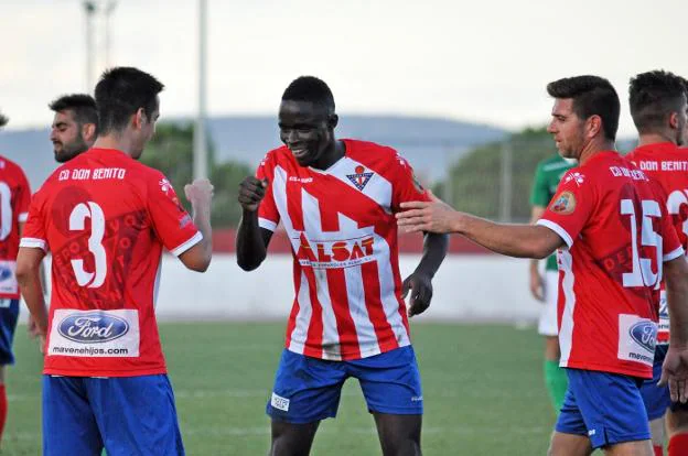 Younousse Diop y Ricardo Durán suelen terminar con un baile sus celebraciones. :: e. d.