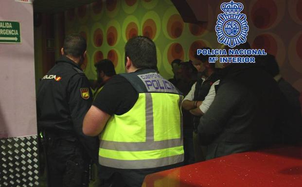 Inspección policial en uno de los locales donde prostituían a las mujeres. 