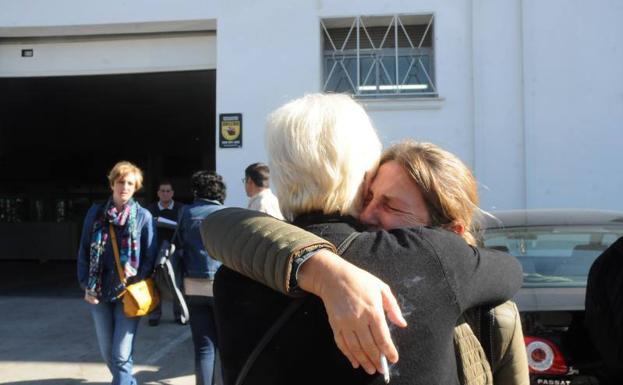 Dos trabajadoras se abrazan tras salir del centro coordinador. :: Brígido