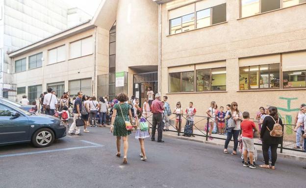 El Ayuntamiento de Cáceres busca soluciones para mejorar el acceso y el entorno del colegio Nuestra Señora de la Montaña