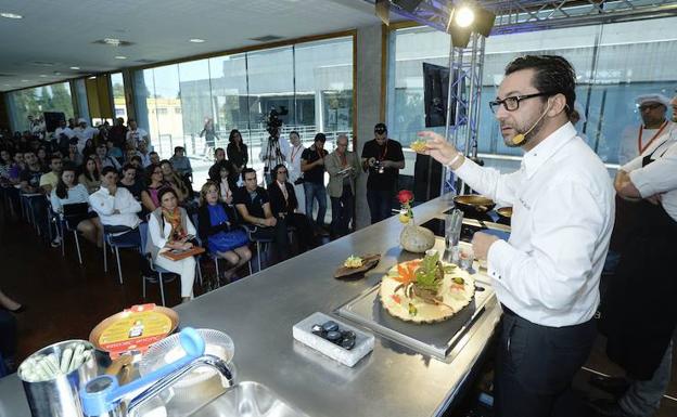 Quique Dacosta, durante una demostración culinaria:: HOY