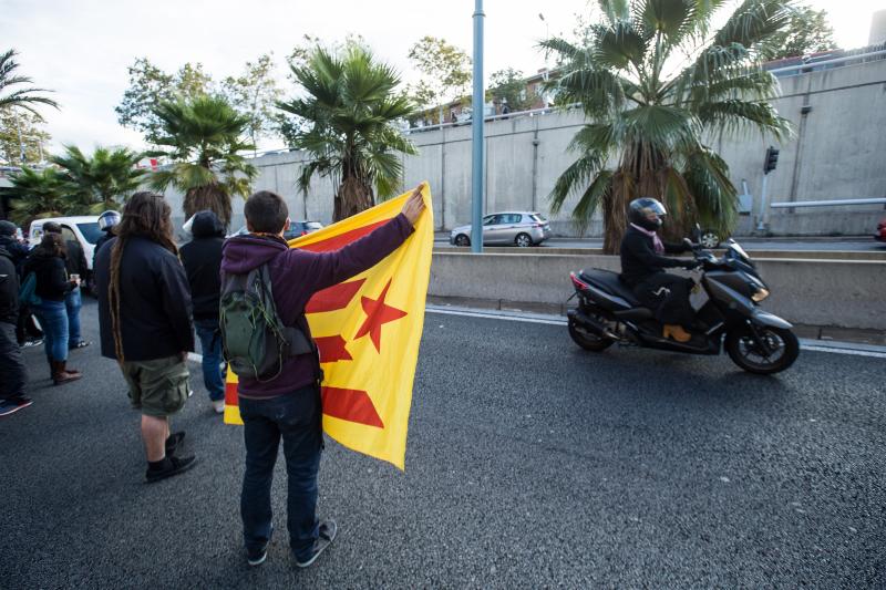 Los piquetes provocan cortes en una treintena de carreteras catalanas 