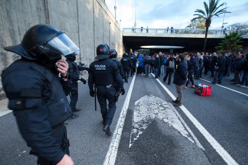 Los piquetes provocan cortes en una treintena de carreteras catalanas 