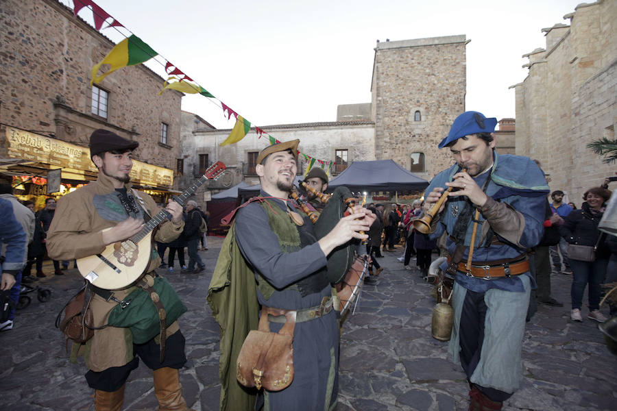 Primera jornada del evento, que se desarrolla en la parte antigua hasta el domingo