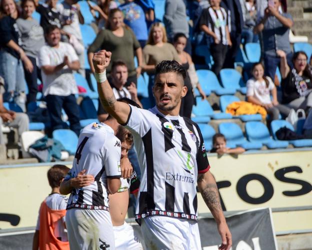 Ruano celebra con la grada del Nuevo Vivero el tercer gol del Badajoz ante Las Palmas Atlético. MORENO