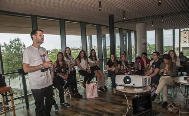 Imagen de un encuentro de ciencia celebrado en otro bar de Badajoz:: HOY