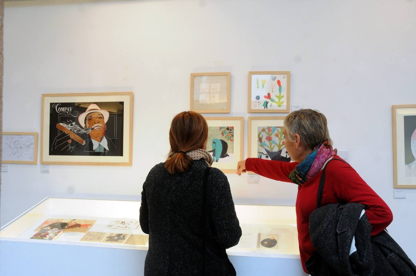 La sala central del consorcio de la ciudad monumental acoge la exposición 'Pluma, papel y tijeras'. La muestra la conforman obras de los ilustradores extremeños Ana Suárez, Esther García, Fermín Solís, Pámpano Vaca y Yolanda Cabrera. Son artistas gráficos del universo ilustrativo cercano a la pintura. La exposición fue inaugurada por la consejera de cultura Leire Iglesias y la secretaria general Mirian Garcia.