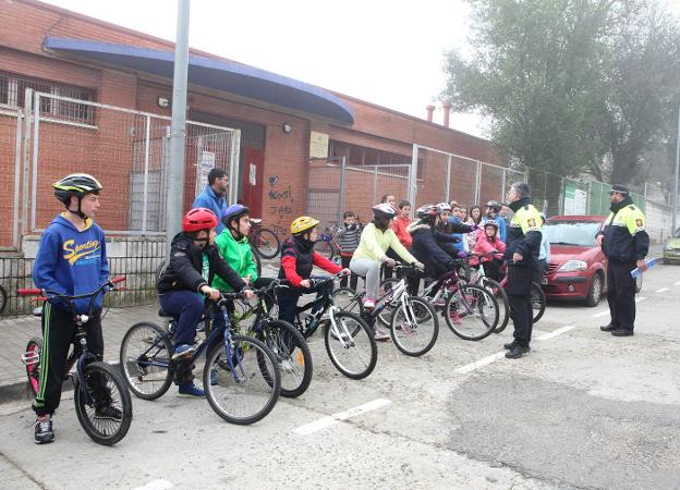 Agentes de la Policía Local impartiendo un curso de educación vial en Badajoz. :: hoy