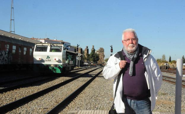 Francisco Naranjo en las instalaciones de la estación de trenes de Mérida. :: 