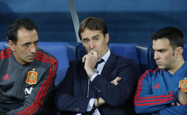 Julen Lopetegui (c), durante el amistoso Rusia-España. 